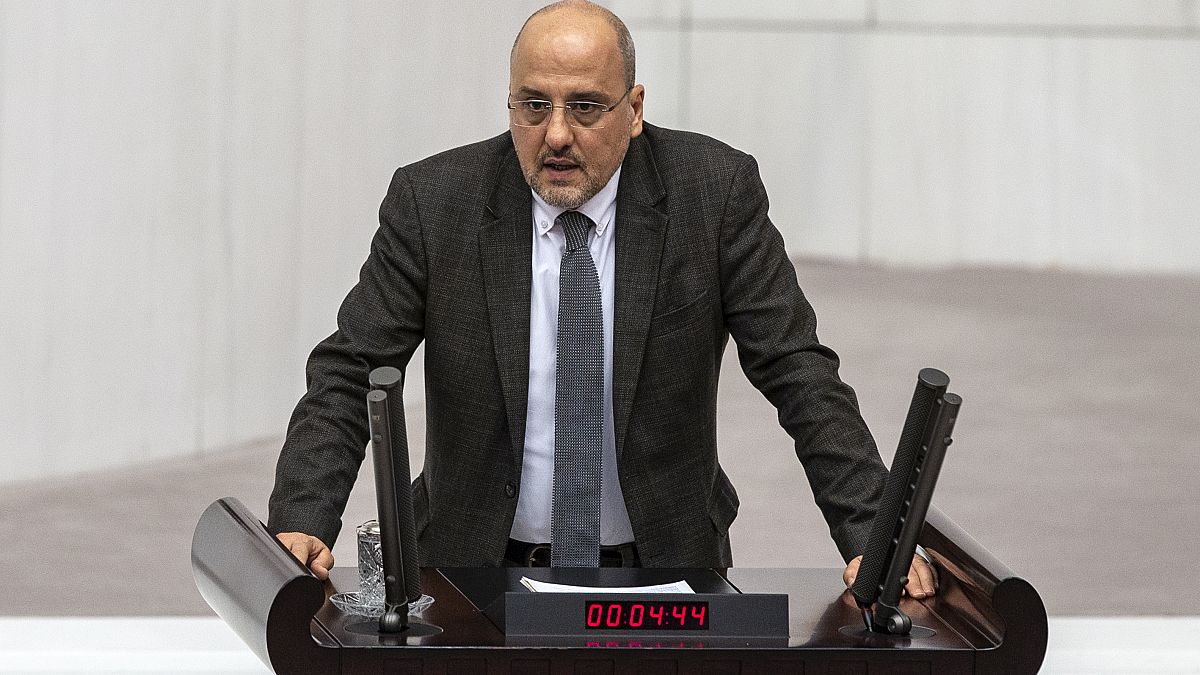 HDP İstanbul Milletvekili Ahmet Şık, partisinden istifa etti