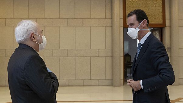 Suriye lideri Esad İran Dışişleri Bakanı Cavid Zarif ile görüşmesinde maske taktı. Suriye lideri Esad İran Dışişleri Bakanı Cavid Zarif ile görüşmesinde maske taktı.