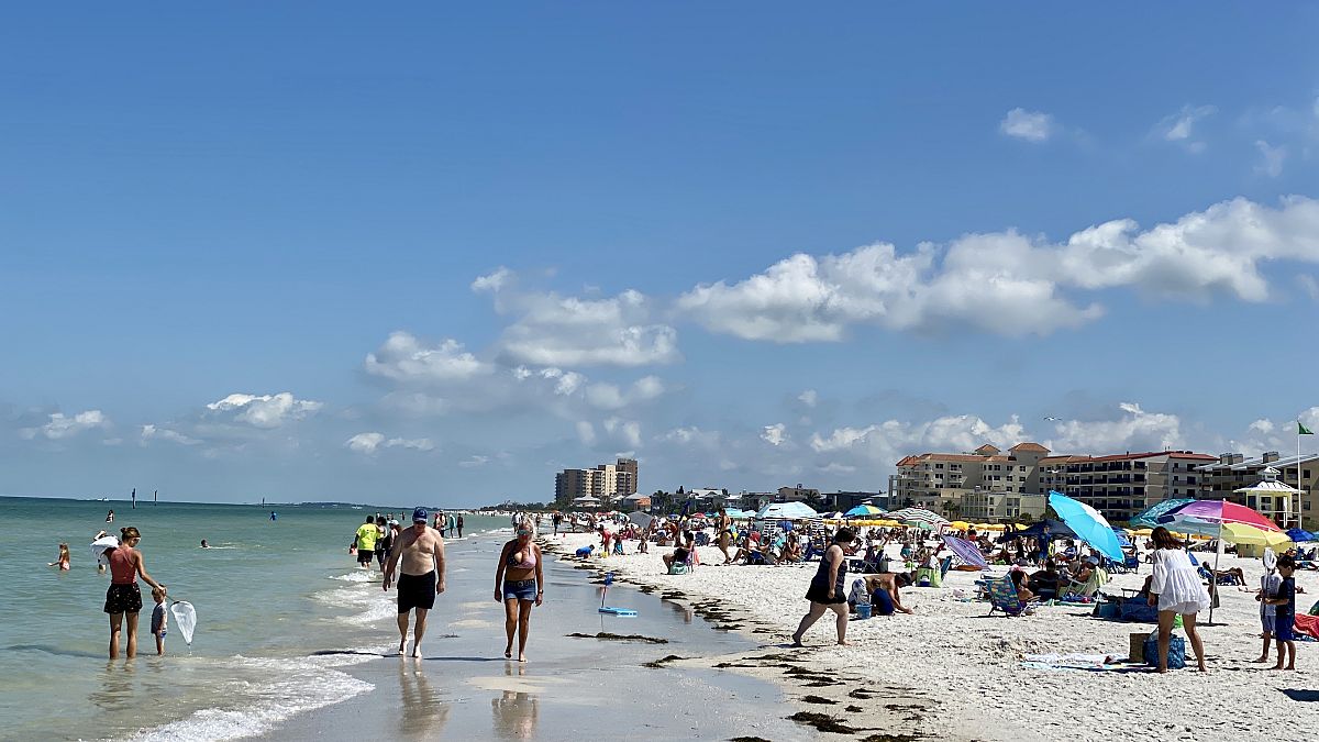 Las playas de Florida se llenan en el primer día de apertura