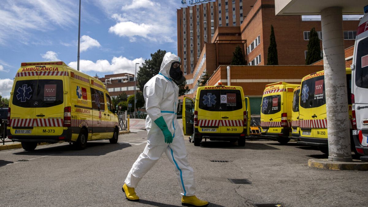 Un miembro de la Unidad Militar de Emergencias se dispone a desinfectar el hospital 12 de Octubre de Madrid