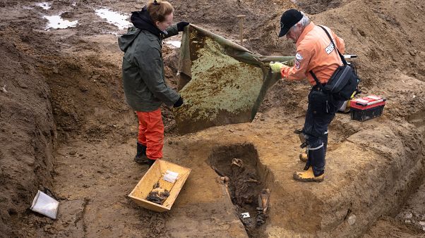 Bir kilometrekarelik alanda 245 asker cesedi bulundu: 75 yıl önce kaybolanlar için seferberlik Bir kilometrekarelik alanda 245 asker cesedi bulundu: 75 yıl önce kaybolanlar için seferberlik