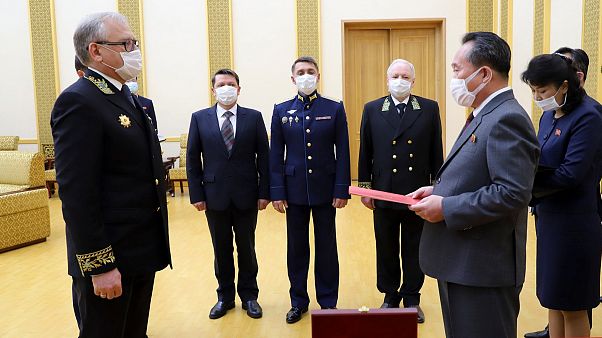 Rusya Devlet Başkanı Putin'den Kuzey Kore lideri Kim Jong-un'a madalya Rusya Devlet Başkanı Putin'den Kuzey Kore lideri Kim Jong-un'a madalya
