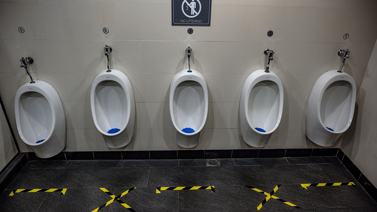 Social Distancing in einer öffentlichen Toilette