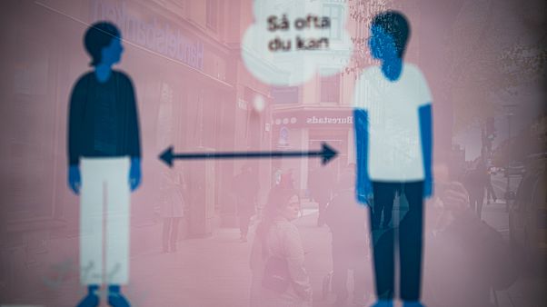 Медицинские службы в Швеции учат людей держаться на расстоянии двух метров друг от друга. Медицинские службы в Швеции учат людей держаться на расстоянии двух метров друг от друга.