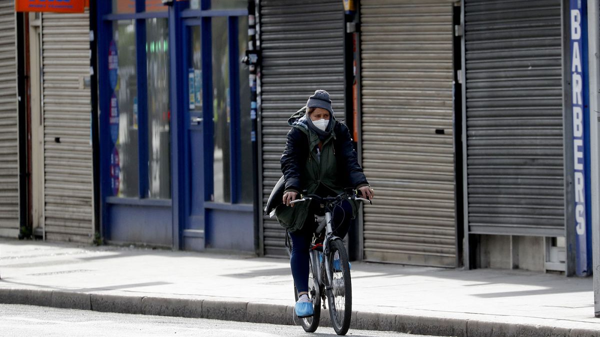 Cycliste dans les rues de Londres aux magasins fermés, le 5 mai 2020.