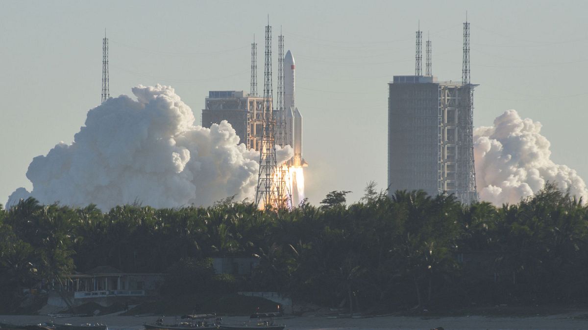 Une fusée chinoise Longue-Marche 5B quitte son pas de tir sur la base de Wenchang, située sur l'île de Hainan dans le sud du pays, le 5 mai 2020.
