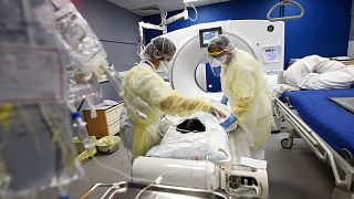 Un patient atteint du Covid-19 passant un IRM à l'Hôpital Jean Bernard à Valenciennes, dans le nord de la France, le 5 mai 2020.