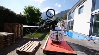 جادوی دوچرخه‌سوار اتریشی در قرنطینهٔ خانگی