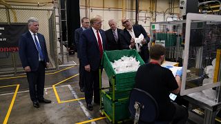 ترامب يزور مصنعاً للكمامات من دون أن يرتدي واحدة