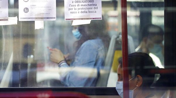 Los italianos se habitúan a su nueva vida Los italianos se habitúan a su nueva vida