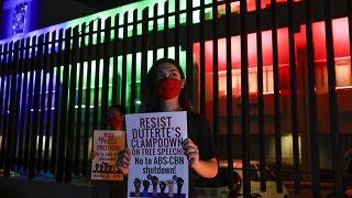 Filipinlerde yayın kuruluşu kapatıldı