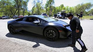 Le jeune Adrian Zamarripa en train d'admirer une Lamborghini à Ogden, dans l'Utah, le 5 mai 2020