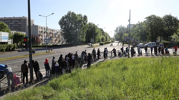Schlange stehen für Lebensmittel: Für viele Menschen Alltag in den Pariser Vororten. Schlange stehen für Lebensmittel: Für viele Menschen Alltag in den Pariser Vororten.