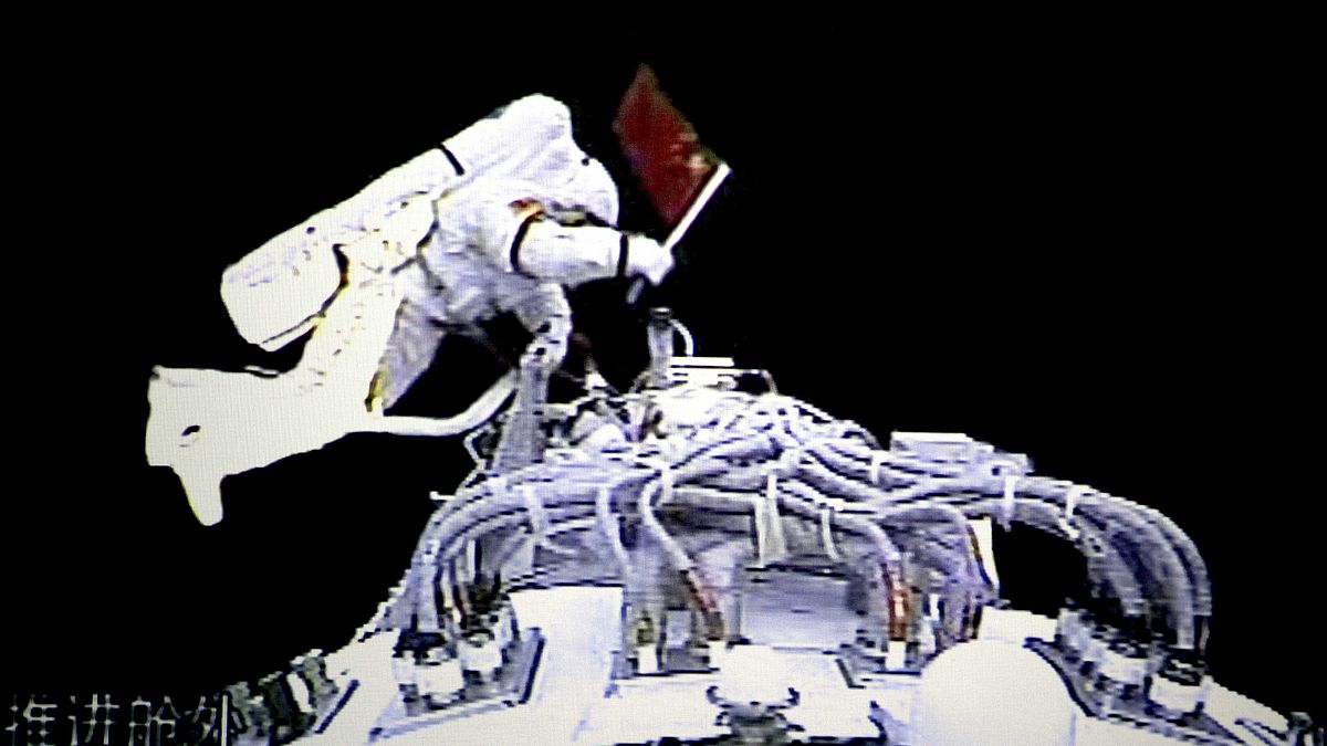 Uzay yürüyüşü yapan Çinli astronot Zhai Zhigang