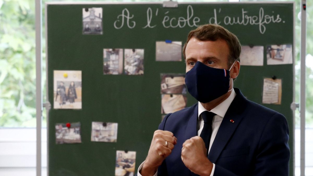 Emmanuel Macron, président de la République française en visite dans une école primaire de Poissy, porte un masque arborant le drapeau français, le 5 mai 2020