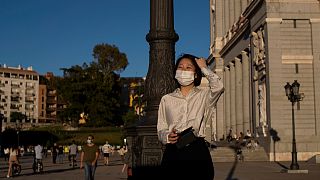 امرأة تحمل قناعا للوقاية من الفيروس المسبب لكوفيد-19 في مدريد - 2020/05/5