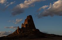 Le pic Agathla est visible au coucher du soleil sur la réserve Navajo, juste au nord de Kayenta, Ariz, le dimanche 19 avril 2020. 