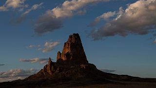 Le pic Agathla est visible au coucher du soleil sur la réserve Navajo, juste au nord de Kayenta, Ariz, le dimanche 19 avril 2020.