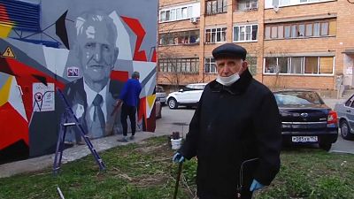 75 orosz veterán portréját fújták graffitisek Nyizsnyij Novgorod falaira