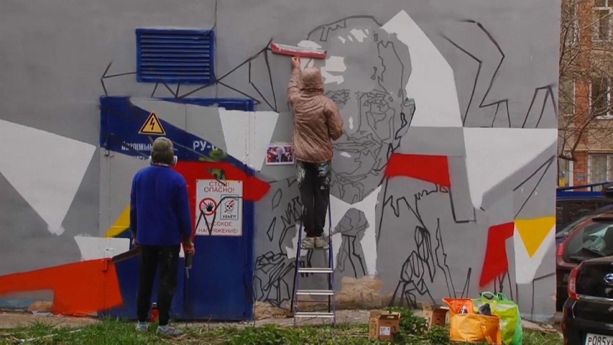 Veteranos da II Guerra Mundial celebrados por artistas de rua 