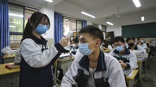 طلاب مدينة ووهان الصينية يعودون إلى المدارس