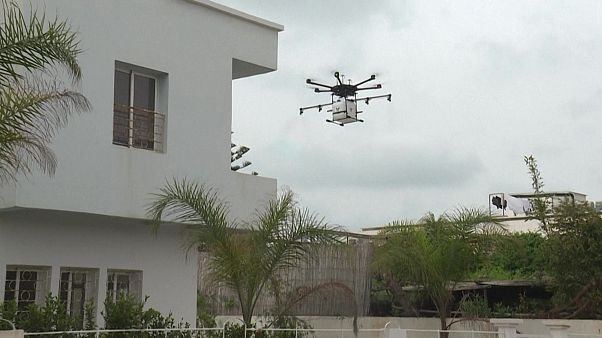طائرة مسيرة تقوم برش مادة معقمة في المغرب طائرة مسيرة تقوم برش مادة معقمة في المغرب