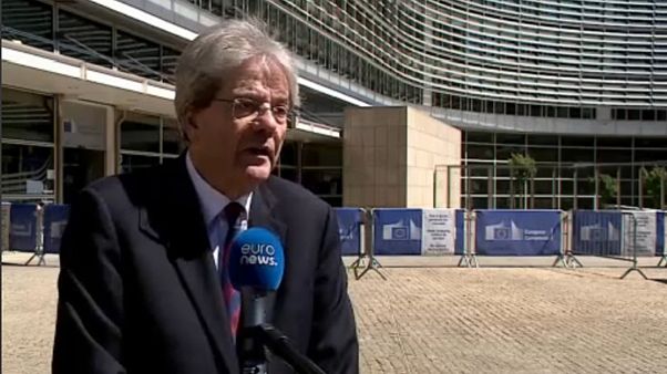 Επίτροπος για την Οικονομία στο euronews: «Γιατί είναι τόσο ψηλά η ύφεση στην Ελλάδα» Επίτροπος για την Οικονομία στο euronews: «Γιατί είναι τόσο ψηλά η ύφεση στην Ελλάδα»