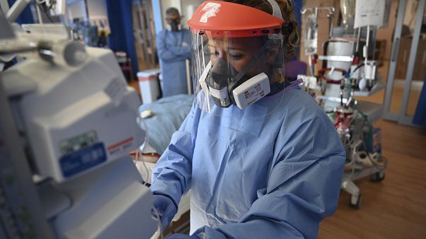 Британские медики в реанимации с пациентом, больным COVID-19 Британские медики в реанимации с пациентом, больным COVID-19
