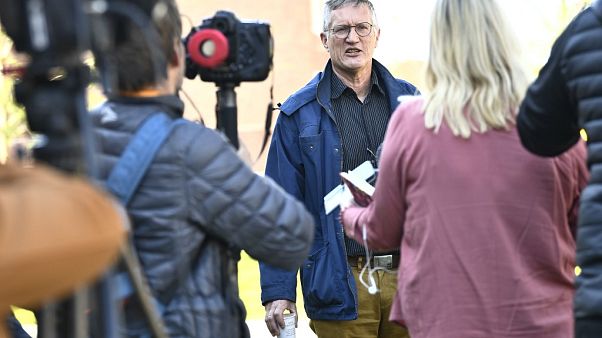 El epidemiólogo Anders Tegnell, convertido en una celebridad, habla a los reporteros. El epidemiólogo Anders Tegnell, convertido en una celebridad, habla a los reporteros.
