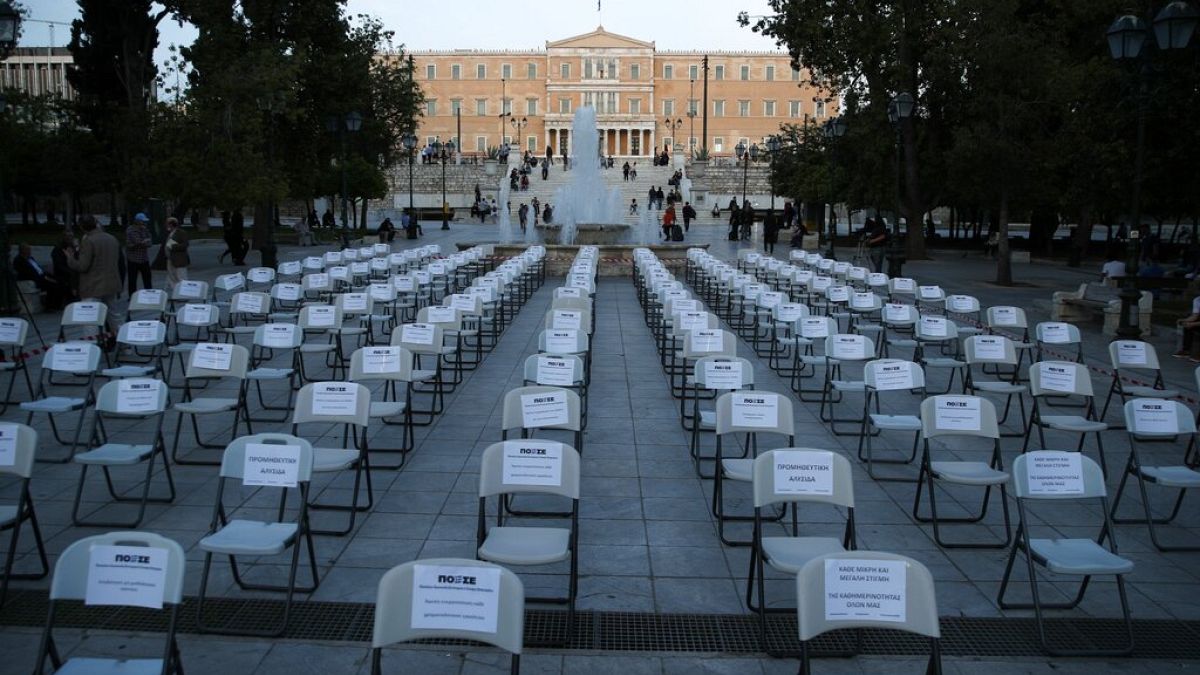 Grécia protesta com cadeiras vazias