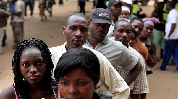 Angolanos nas ruas de Luanda Angolanos nas ruas de Luanda