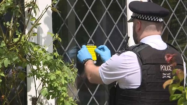 Polícia inglesa apoia idosos em isolamento Polícia inglesa apoia idosos em isolamento
