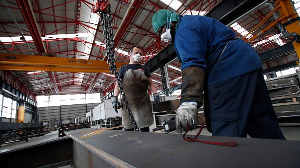 Operários de uma fábrica italiana trabalham de máscara devido à Covid-19 Operários de uma fábrica italiana trabalham de máscara devido à Covid-19