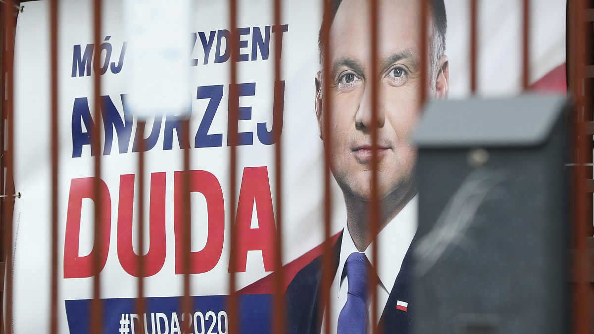 Polonia, slittano le presidenziali: si voterà per posta, forse a luglio