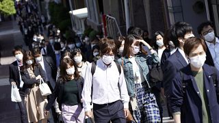 أناس يحملون أقنعة خلال وقت الذروة في طوكيو - 2020/05/07
