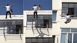  رجل يسقط من على سطح مبنى سكني