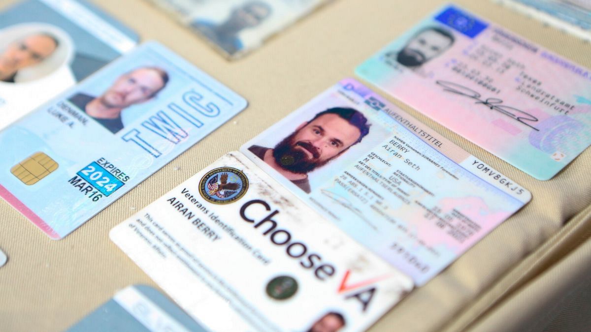تصویری که دولت ونزوئلا از کارت‌های شناسایی دو آمریکایی دستگیر شده منتشر کرده است