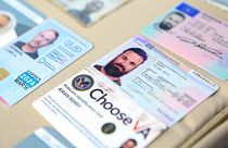 تصویری که دولت ونزوئلا از کارت‌های شناسایی دو آمریکایی دستگیر شده منتشر کرده است