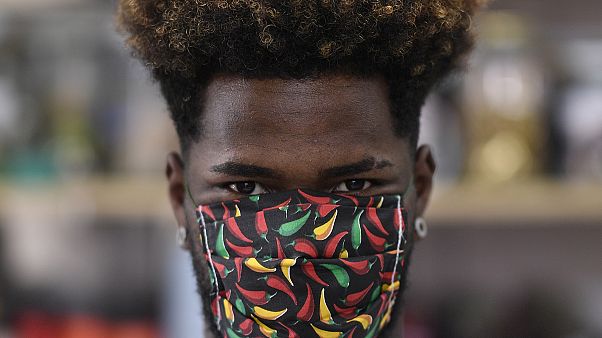 Un Brésilien portant un masque contre le Covid-19 dans une favela de Belo Horizonte - capitale de l'Etat de Minas Gerais -, le 8 avril 2020 Un Brésilien portant un masque contre le Covid-19 dans une favela de Belo Horizonte - capitale de l'Etat de Minas Gerais -, le 8 avril 2020