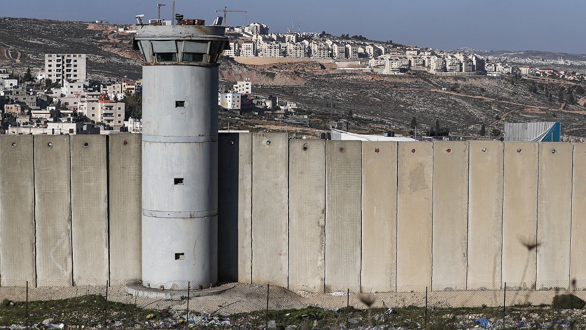  برج المراقبة وجزء من الجدار العازل الإسرائيلي المثير للجدل على مشارف القدس الشرقية التي ضمتها إسرائيل