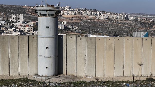 برج المراقبة وجزء من الجدار العازل الإسرائيلي المثير للجدل على مشارف القدس الشرقية التي ضمتها إسرائيل برج المراقبة وجزء من الجدار العازل الإسرائيلي المثير للجدل على مشارف القدس الشرقية التي ضمتها إسرائيل