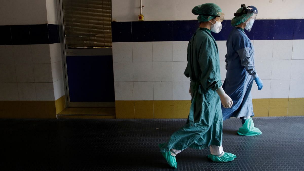 دو تن از کارکنان زن بیمارستان سانتو اسپیریتو، رم، آوریل ۲۰۲۰