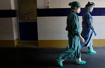 دو تن از کارکنان زن بیمارستان سانتو اسپیریتو، رم، آوریل ۲۰۲۰