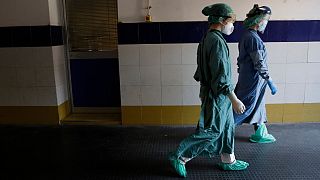 دو تن از کارکنان زن بیمارستان سانتو اسپیریتو، رم، آوریل ۲۰۲۰