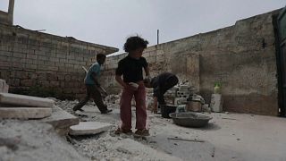 شاهد: عائلات سورية تعود إلى ما تبقى من بيوتها المدمرة في إدلب