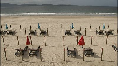 شاهد: تدابير احترازية على الشواطئ الإسبانية مع تخفيف قيود الإغلاق 