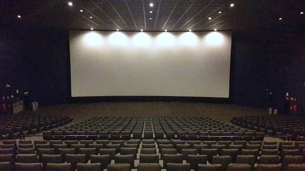 L'industria del cinema in ginocchio. Blockbusters come "James Bond", rinviati a data da destinarsi L'industria del cinema in ginocchio. Blockbusters come "James Bond", rinviati a data da destinarsi