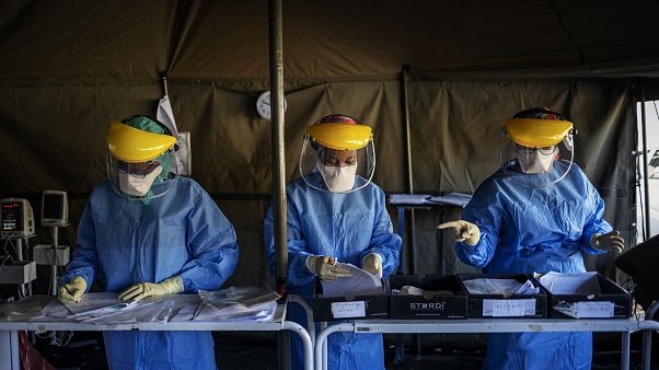 Médicos preparam testes para o novo coronavírus Médicos preparam testes para o novo coronavírus