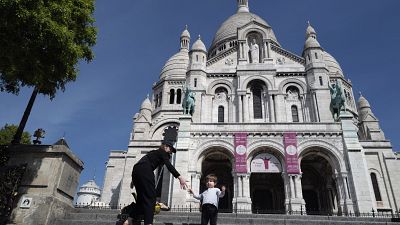 Жительница Парижа учит сына ходить на Монмартре в разгар карантина.