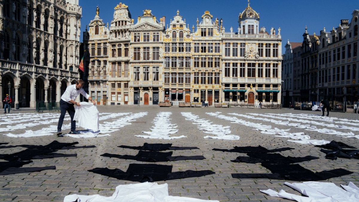 Des restaurateurs belges ont déposé environ 600 tuniques sur la Grand Place de Bruxelles pour alerter sur leur situation, le 7 mai